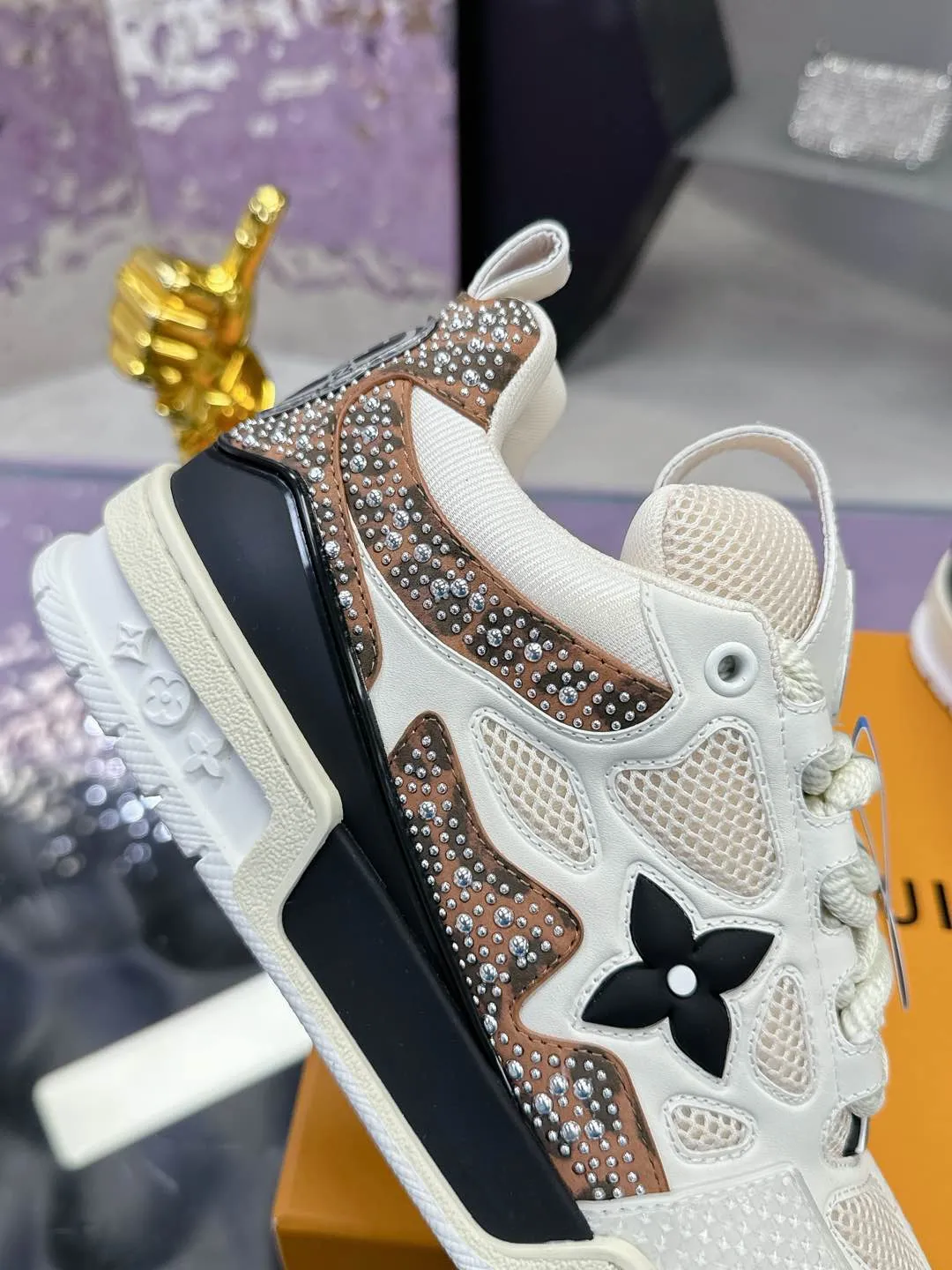 Men's shoes 💰900❤️❤️❤️ 𝙇𝙑 Bread shoes have added new colors 💓 Craftsmanship series 𝟐𝟎𝟐5/𝐒𝐒 𝐧𝐞𝐰 Louis Vuitton catwalk skate shoes are popular, LOUIS VUITTON Trainer is undoubtedly one of the most successful Sneakers launched by luxury brands, but the pace of exploration will not stop. LOUISVUITTON will also bring a new series of skateboard shoes in the spring of 2025. The new series in the picture returns to the 90s Chunky Skate Shoes look and feel. The uppers are made of leather and mesh. The fat silhouette and thick shoelaces are very eye-catching. It is expected to have quite a few colors like the Trainer. Judging from the previous DIOR show skate shoes, this chunky style may be even stronger next year. 💎 Size: Female 35-40 Male 39-46